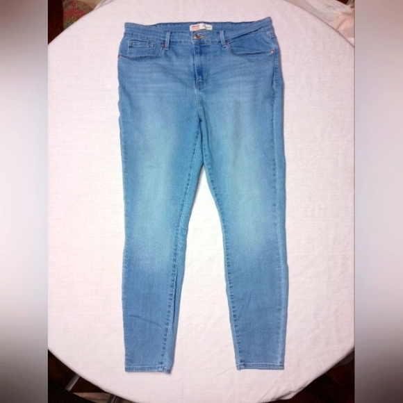 Levi's Signature Mid Rise Skinny Light Fade Denim Jeans - Picture 1 of 5